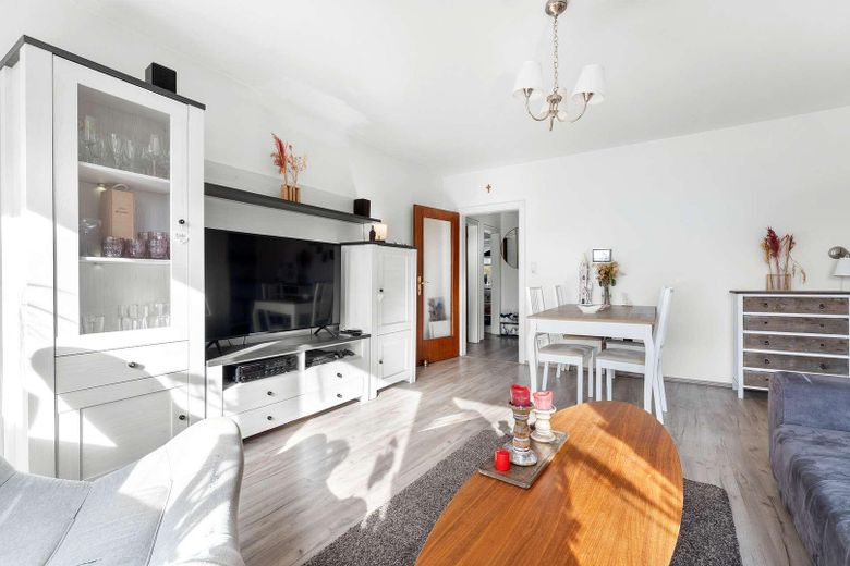 Helle 2-Zimmerwohnung mit Balkon in der Neustadt - 1050€ Warmiete – Wohnzimmer