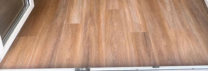 Luminoso appartamento modernizzato di 2 locali con balcone e cucina componibile – Wohnzimmer