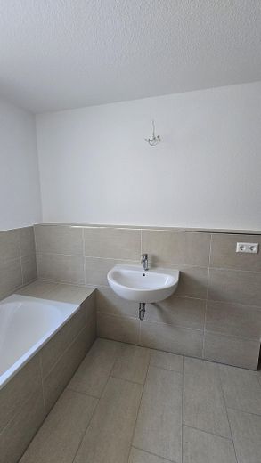 Derede yaşamak - bahçeli ve yeşilliğe bakan aile için modern yeni yapım sıra evi – Bad mit Badewanne