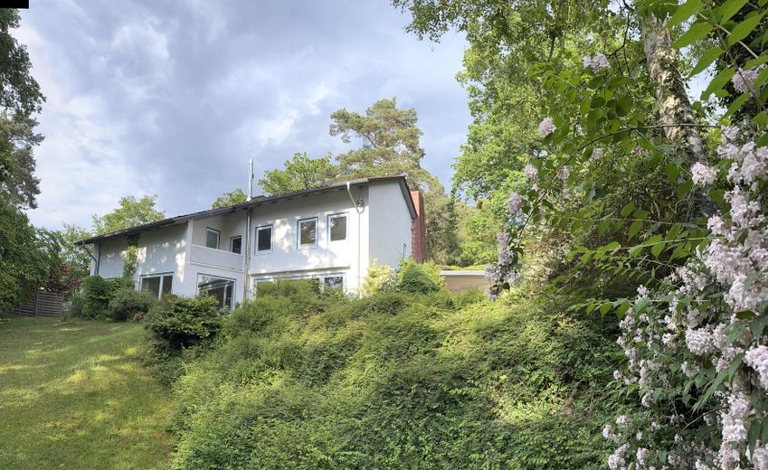 TOPLAGE: AUßERGEWÖHNLICHES ANWESEN MIT EIGENEM FLUßUFER (AUF ANFRAGE) – Gartenansicht