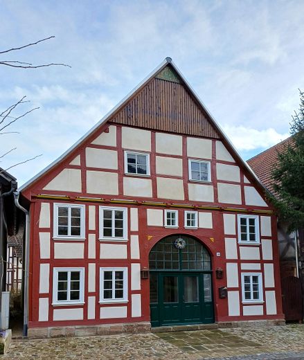Mit Blick auf Schloss Rhoden 