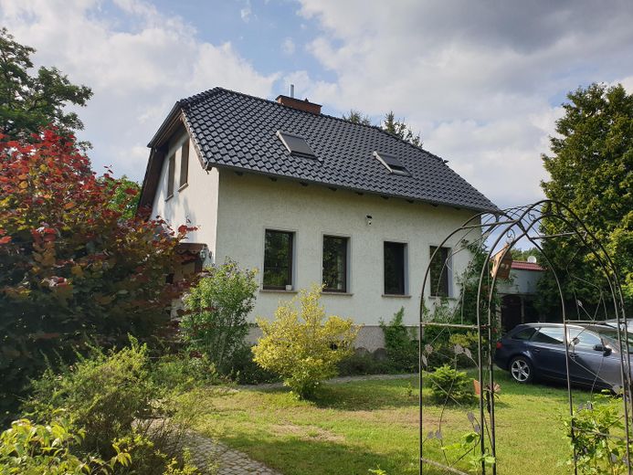 Charming country house with living basement, large garden, workshop, two verandas, hobby stable – Vorderseite