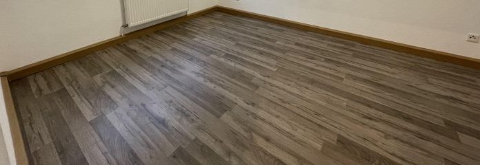 WG-Zimmer mit großem Fenster