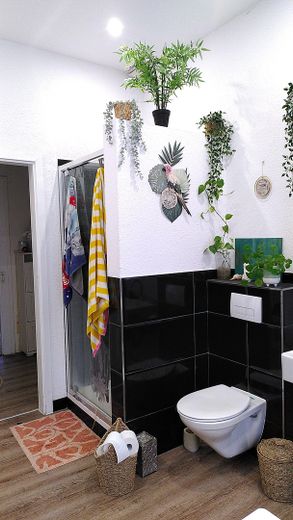Großzügige Wohnung mit Hinterhof-Terrasse in Bahnhofsnähe – Bad: Dusche, WC