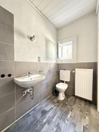 Zentrumnahes Dreifamilienhaus mit großem Garten und Hohentwielblick – alle Wohnungen bezugsfrei – Bad 1.OG