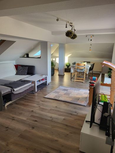 Light-filled 3.5-room maisonette apartment in Nordstadt/Gärten h.d.Veste – Wohn- und Essbereich