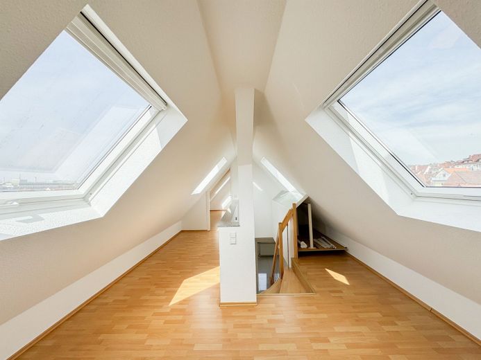 Helle und großzügige 3,5-Zimmer Maisonettewohnung mit EBK und Balkon! – Ebene 2 - Galerie 1
