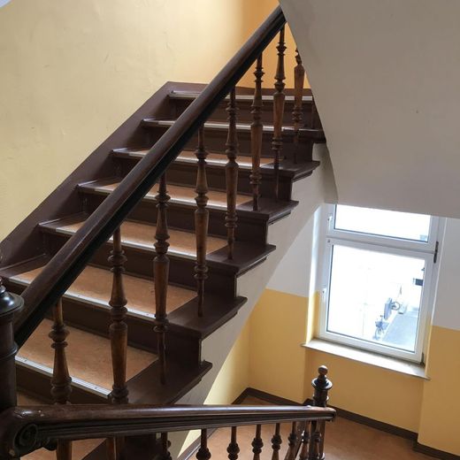 Nachmieter gesucht schöne preiswerte 3-R-Wohnung ca.73m2 mit EBK.MD.-Stadtfeld -Ost zu vermieten. – Treppenhaus