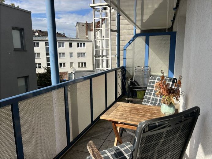 Aachen'de balkonlu ve iki banyolu geniş 2 odalı daire – Fotoğraf 1