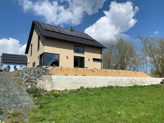 !! Neuer Top-Preis !! Modernes EFH in Rehau, Top-Ausstattung-PV-Anlage mit Speicher & Wärmepumpe – फोटो 1