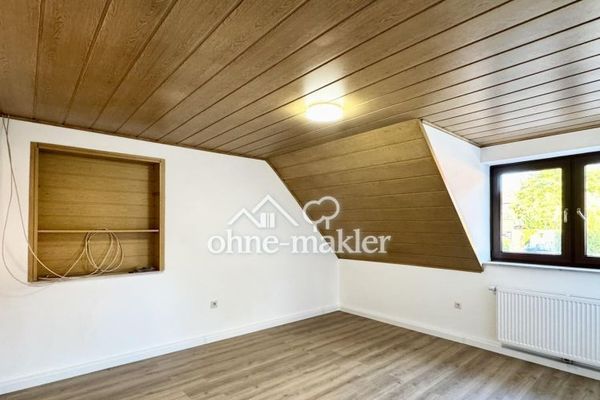 Freshly renovated 3-room attic apartment in a two-family house with fireplace connection