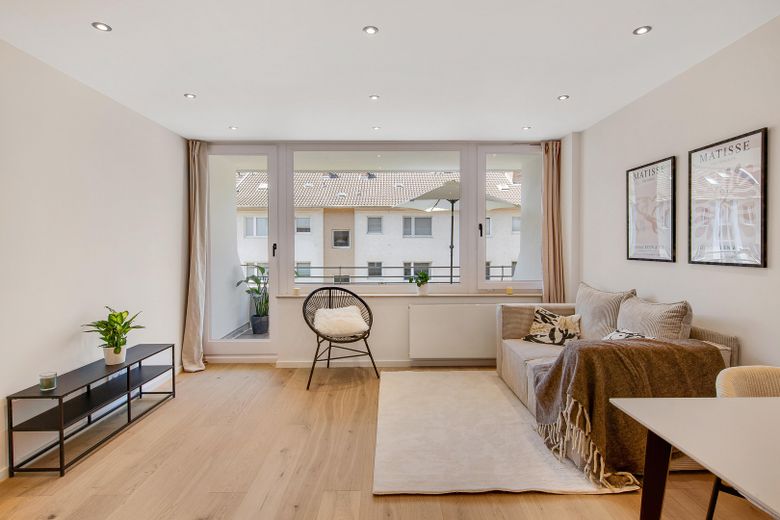 Erstbezug nach Kernsanierung: Exklusive Designerwohnung mit EBK, Balkon & TG-Stellplatz – Wohnzimmer/Esszimmer