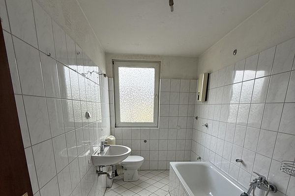 Appartamento mansardato di 3 locali appena ristrutturato con bagno con luce naturale e bagno per gli ospiti a Essen