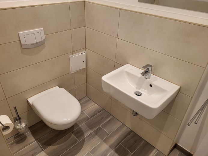 Toilette mit 2. Waschbecken