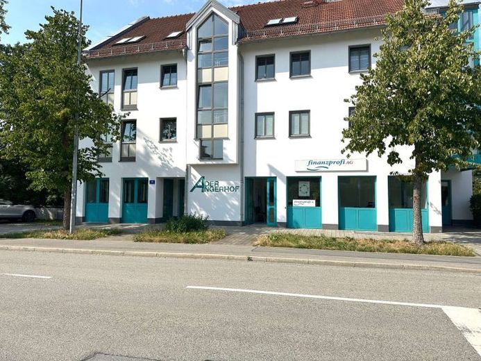 Gesehen werden im Zentrum: Helle Bürofläche mit Schaufenster-Präsenz und Stellplatz in Straubing – Foto 1