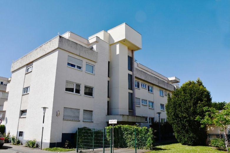 Sonnige 2-Zimmer-Eigentumswohnung mit Balkon und Pkw-Stellplatz in Büttelborn – Hausansicht
