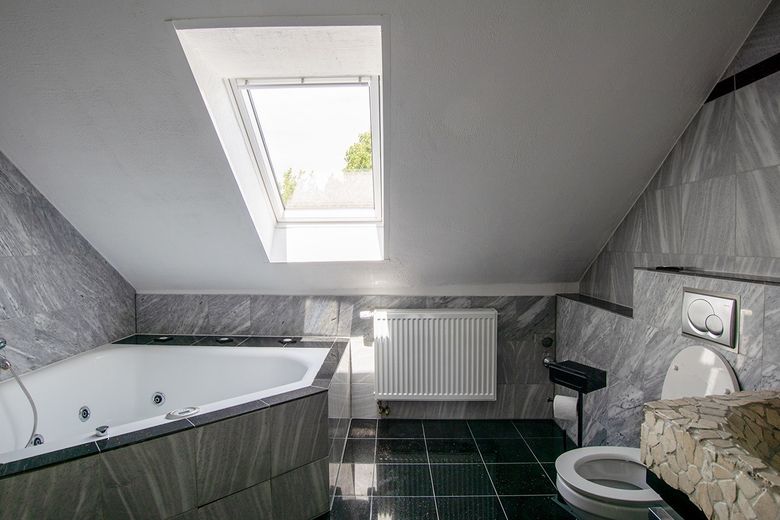 Exklusive Dachgeschosswohnung mit Dachterrasse, Empore und Altbaucharme – Foto 20