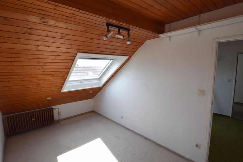 Provisionsfrei! Zweifamilienhaus, großer Sonnengarten – 3. Zimmer Dach