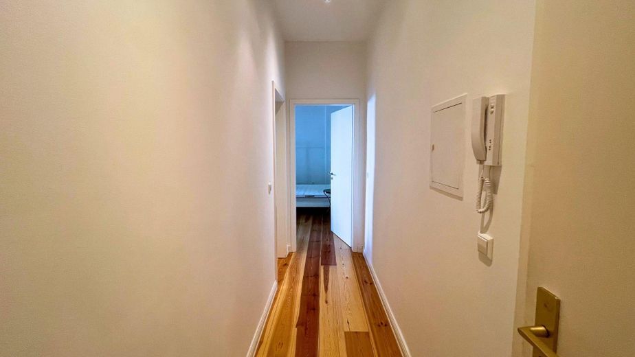 Helle möblierte 1-Zimmer-Wohnung mit Balkon im Herzen von Friedrichshain – Wohnungsflur