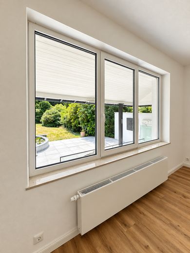 Spacious garden apartment with an exceptional living area, terrace, and direct views of greenery – Bibliothek