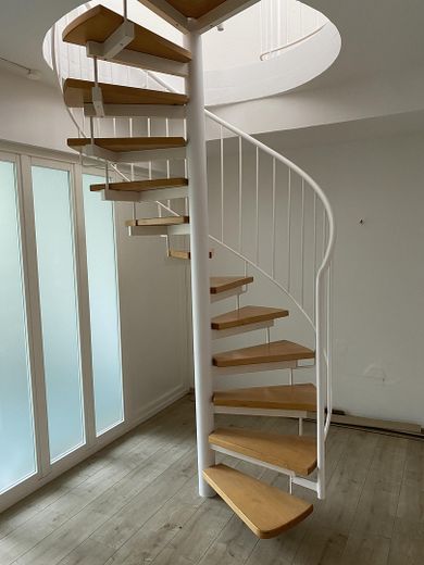 gepflegte, helle Räume für ihren Erfolg: Praxis, Therapie, Kanzlei, Büro – Wendeltreppe