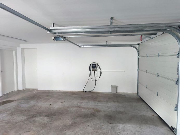 Neubau 2,5-Zimmer-Wohnung 2. OG in Herrenberg mit Küche, Garage, Wallbox, gehobene Ausstattung – Garage mit Wallbox
