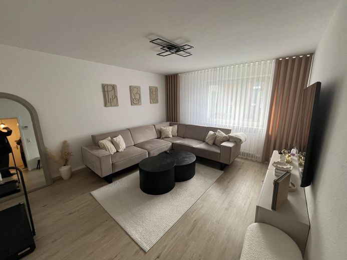 Сучасна 3-кімнатна квартира з ванною з денним світлом і 78 м² житл. пл. на 1-му поверсі – гараж можливий! – Wohnzimmer