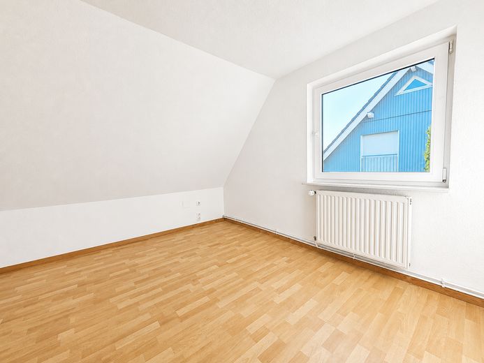 Affascinante casa bifamiliare con ampio giardino in buona posizione – senza provvigione – Kinderzimmer/Büro/Ankleide (OG