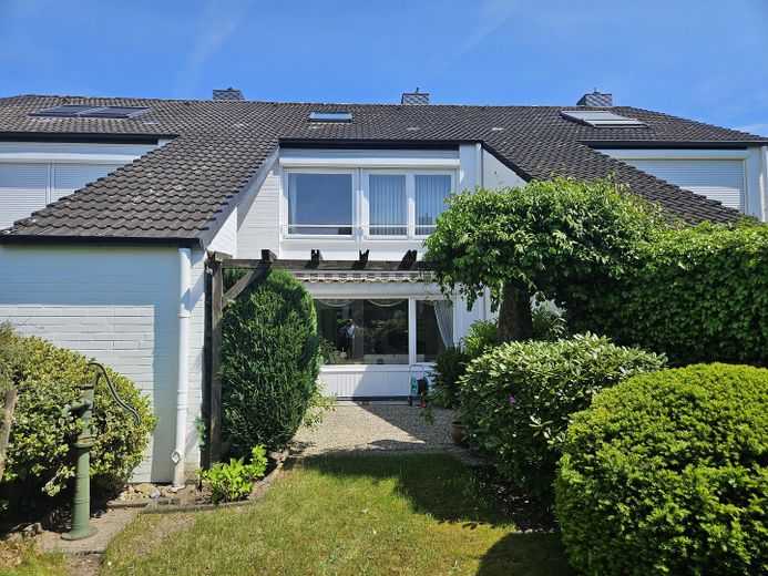 Ein Standort für die Zukunft - Wohnen in guter u. zentraler Lage in Glinde - – Hausansicht