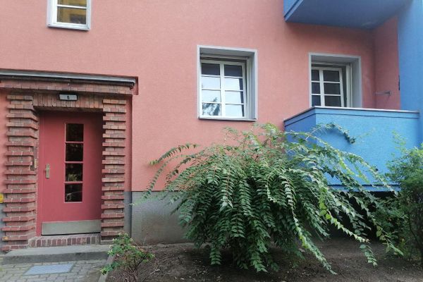 Quiet 2-room single apartment with balcony in Tempelhof, renovated ground-floor apartment, available immediately