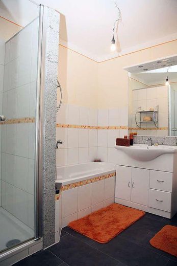 Bad mit Dusche und Wanne