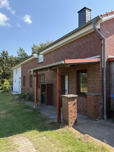 Komplett renoviertes Zweifamilienhaus 160 qm, in ruhiger Alleinlage mit großem Grundstück – Hintereingang EG Wohnung