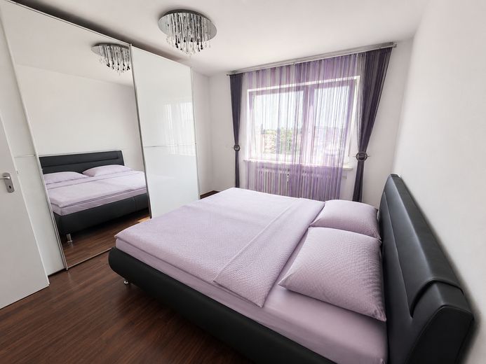 Vermietete 2-Zimmer-Wohnung mit Weitblick, Aufzug und Balkon – Kapitalanlage in Traunreut – Schlafzimmer