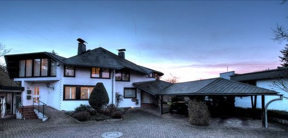 Exklusives Wohnen in Haushälfte mit Weitblick. Leben und Arbeiten auf höchstem Niveau. – Hausansicht