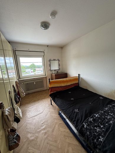 Jasne mieszkanie 3,5-pokojowe z balkonem, windą i nową łazienką – Kinderzimmer