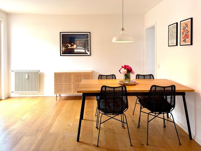 Helle 4-Zi.-Wohnung mit 2 Balkonen & Stellplatz – modernisiert, Süd-West – Wohn- und Esszimmer