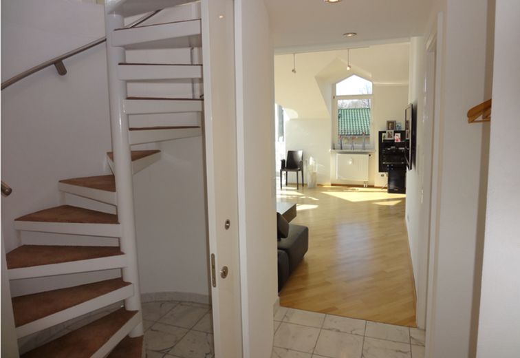Moderne, sonnige 4-Zimmer Maisonette -Wohnung – seenah, provisonsfrei – Wendeltreppe zum DG