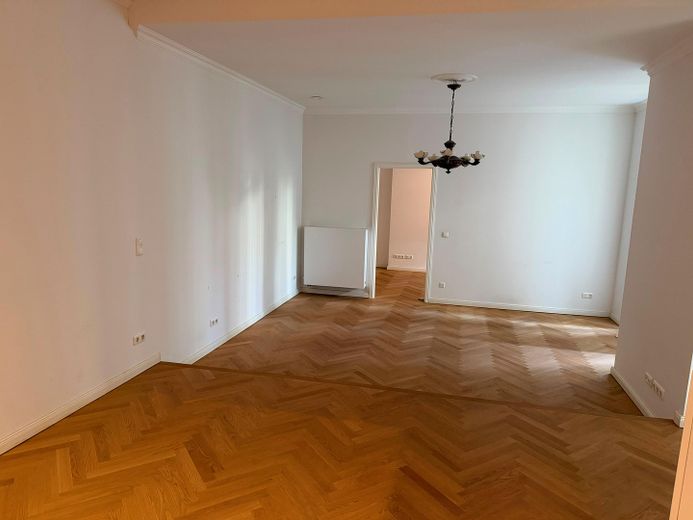 Energieeffiziente Altbauwohnung in Berlin Friedrichshain provisionsfrei, bezugsfrei – Wohnzimmer von Küche aus
