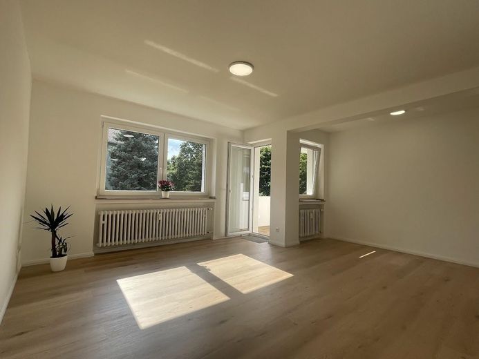 Renoviert und gut vermietet - ideale Kapitalanlage – Wohnzimmer