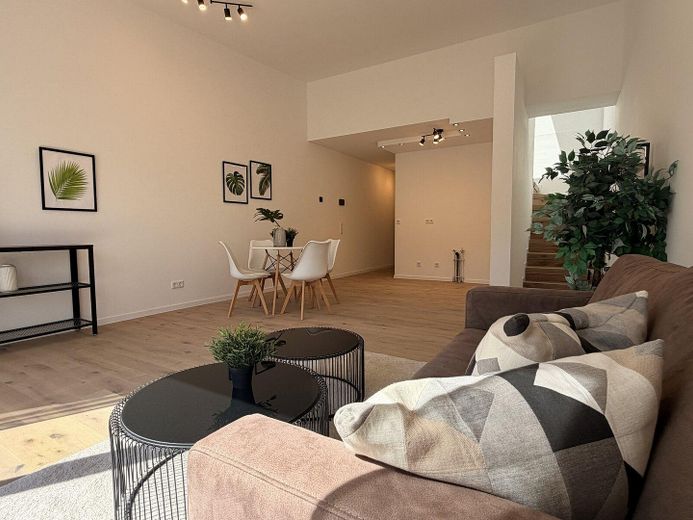 Klimatisierter hochwertiger Neubau mit Balkon und hohen Decken – Erstbezug – 03 Wohn / Essbereich