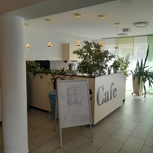 sorglos investieren: Pflege-Apartment mit 4% anfänglicher Mietrendite und langfristigem Mietvertrag – hauseigenes Café
