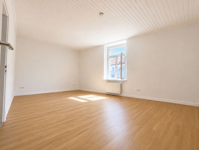 Kamienica w stylu secesyjnym w monachijskiej dzielnicy Westend: gotowa do zamieszkania i położona od strony spokojnego wewnętrznego dziedzińca – Wohnzimmer 