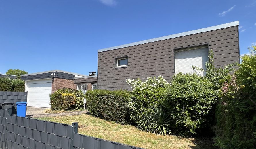 PROVISIONSFREI! Sanierungsbedürftiger Bungalow nahe Schlebusch mit erheblichen Aufstockungspotenzial – Straßenansicht II