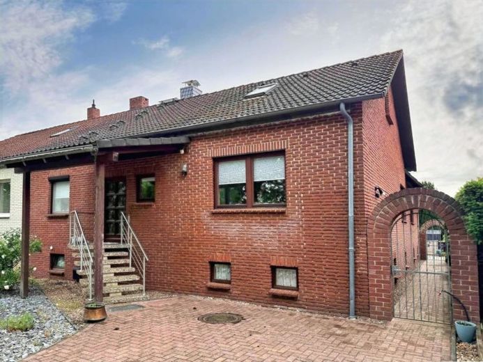 Doppelhaushälfte mit großem Grundstück und viel Potenzial in Hambühren – फोटो 1