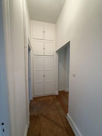 Stilvolle 2 Zimmer Altbauwohnung in der Belleetage in Hamburg-Harvestehude - – Flur mit Einbauschränken