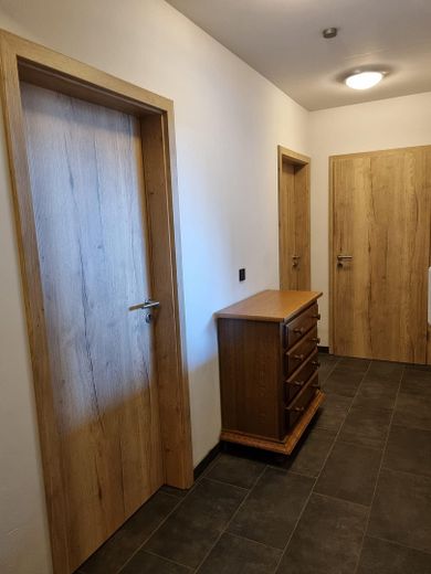 Landhaus mit zusätzliches Einfamilienhaus und großer Garage in Alleinlage im Wald – Flur