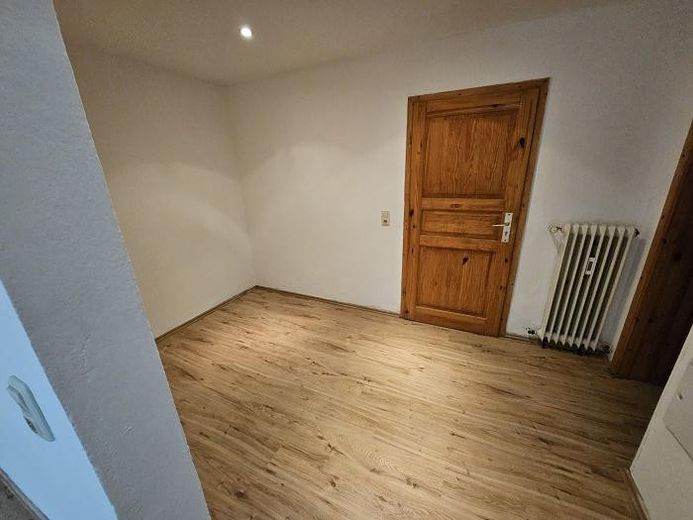 Investment property: Listed apartment building with potential – Flur Souterrainwohnung