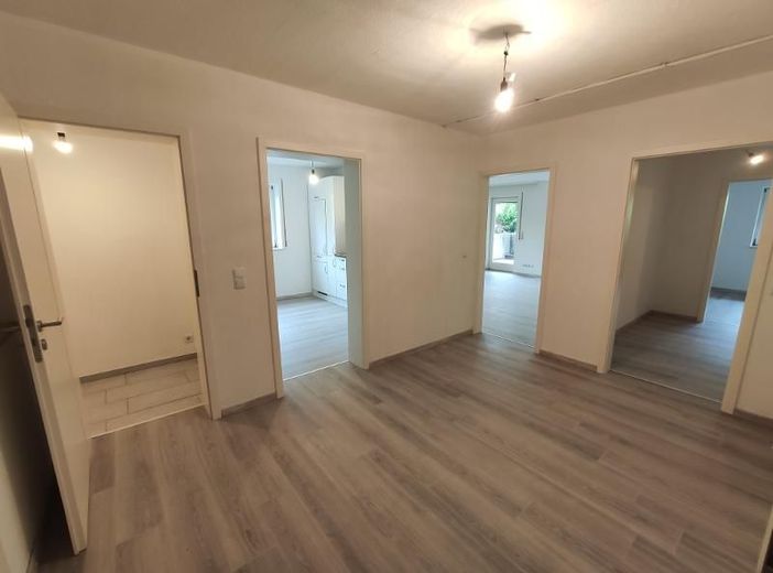 2 Zi. Souterrain Wohnung mit Terrasse und Garten (optional) – Vorraum Bild 1