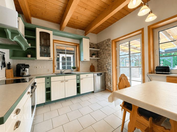 ***Großzügiges Einfamilienhaus mit Außenfachwerk und traumhaftem Garten*** – Küche