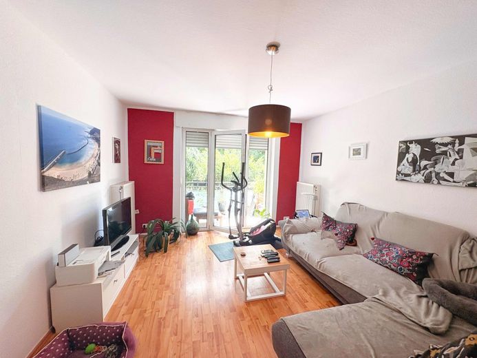 CITYHOUSE: Attraktive 2-Zimmer-Wohnung mit Balkon - ab 09/2026 frei nutzbar – Wohnzimmer